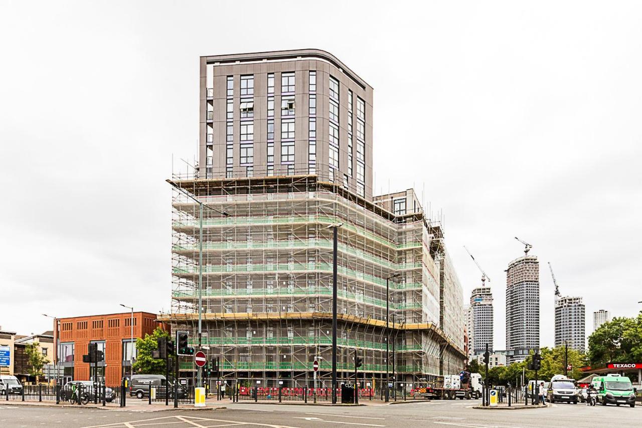 Canary Wharf Retreat With Scenic Balcony Views London